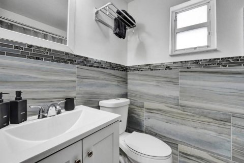 House in Hollywood, Florida 2 bedrooms, 106.28 sq.m. № 2292614 - photo 29