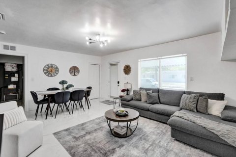 House in Hollywood, Florida 2 bedrooms, 106.28 sq.m. № 2292614