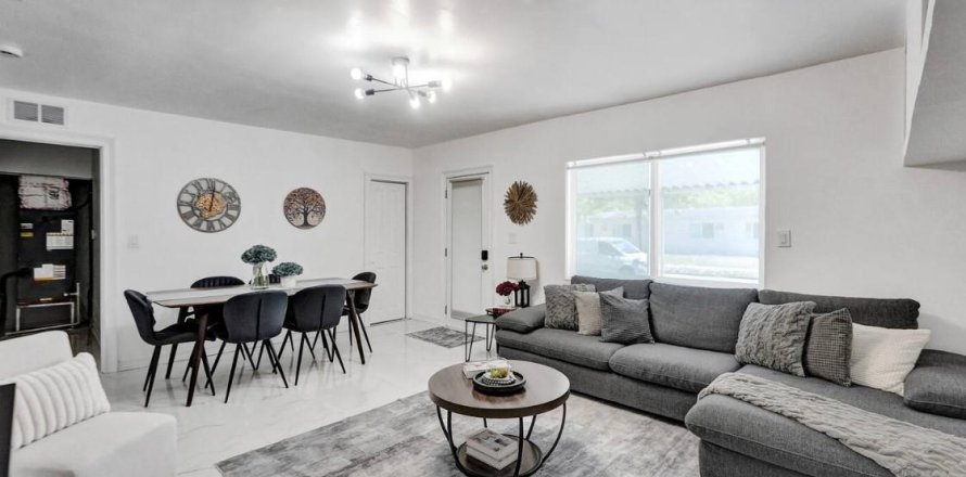 House in Hollywood, Florida 2 bedrooms, 106.28 sq.m. № 2292614