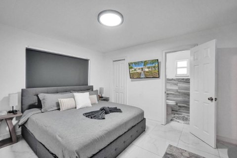 House in Hollywood, Florida 2 bedrooms, 106.28 sq.m. № 2292614 - photo 16