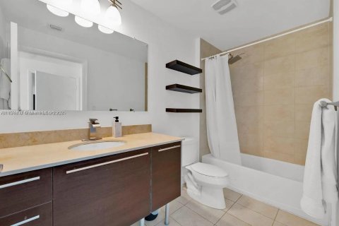 Condominio en alquiler en Miami, Florida, 1 dormitorio, 72.46 m2 № 1980193 - foto 7