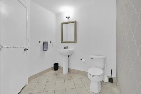 Condominio en alquiler en Miami, Florida, 1 dormitorio, 72.46 m2 № 1980193 - foto 9
