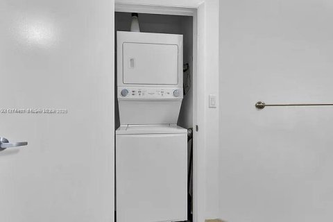 Condominio en alquiler en Miami, Florida, 1 dormitorio, 72.46 m2 № 1980193 - foto 14