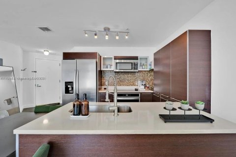 Condominio en Miami, Florida, 1 dormitorio  № 1980193