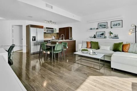 Condominio en alquiler en Miami, Florida, 1 dormitorio, 72.46 m2 № 1980193 - foto 2