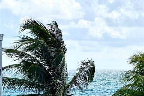 Condo in Surfside, Florida, 1 bedroom  № 2035851 - photo 7