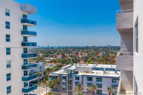 Condo in Surfside, Florida, 1 bedroom  № 2035851 - photo 10