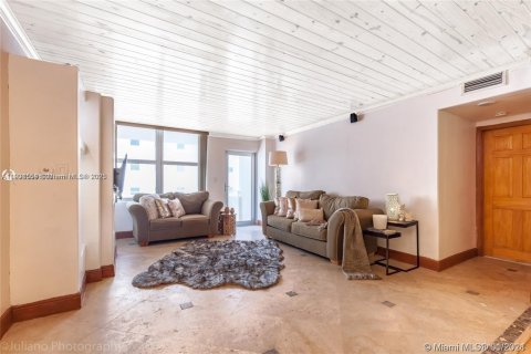 Condo in Surfside, Florida, 1 bedroom  № 2035851 - photo 13