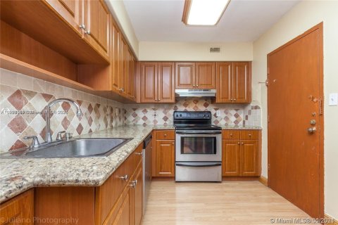 Condo in Surfside, Florida, 1 bedroom  № 2035851 - photo 2