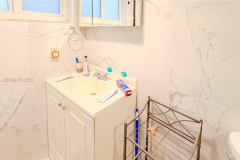 Купить кондоминиум в Майами, Флорида 2 спальни, 107.4м2, № 2034948 - фото 18