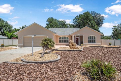 House in Fruitland Park, Florida 3 bedrooms, 190.17 sq.m. № 1849748 - photo 1