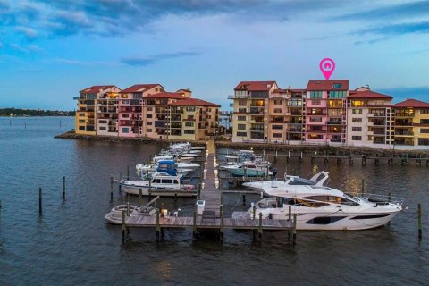 Condo in Daytona Beach, Florida, 3 bedrooms № 2214558 - photo 4