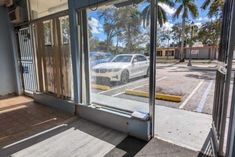 Tienda en alquiler en North Miami Beach, Florida № 1223666 - foto 1