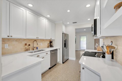 House in Oakland Park, Florida 3 bedrooms, 102.19 sq.m. № 1988798 - photo 2