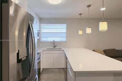 House in Hallandale Beach, Florida 1 bedroom № 2075005 - photo 3