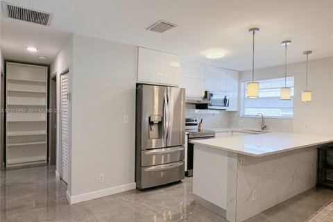 House in Hallandale Beach, Florida 1 bedroom № 2075005 - photo 4