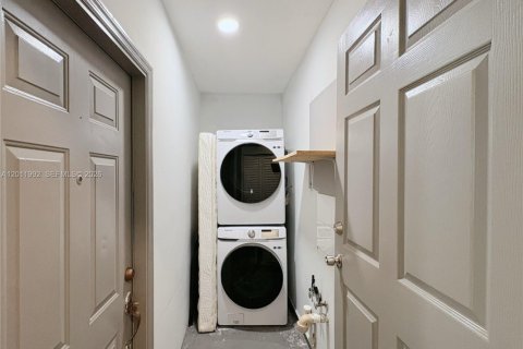House in Hallandale Beach, Florida 1 bedroom № 2075005 - photo 12