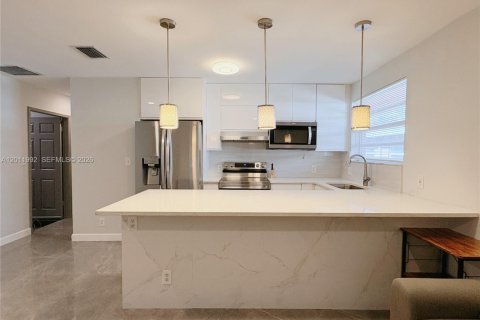 House in Hallandale Beach, Florida 1 bedroom № 2075005