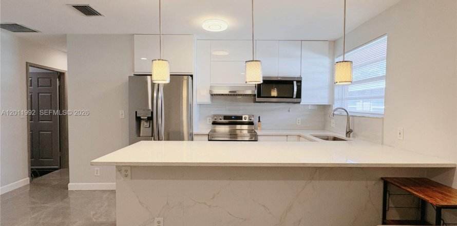 House in Hallandale Beach, Florida 1 bedroom № 2075005