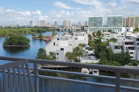 Condo in Sunny Isles Beach, Florida, 1 bedroom  № 1691156 - photo 1