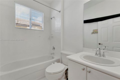 House in Homestead, Florida 3 bedrooms, 163.42 sq.m. № 1933770 - photo 15