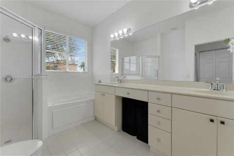 House in Homestead, Florida 3 bedrooms, 163.42 sq.m. № 1933770 - photo 18