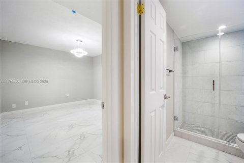Condo in Hialeah Gardens, Florida, 2 bedrooms  № 2040855 - photo 5