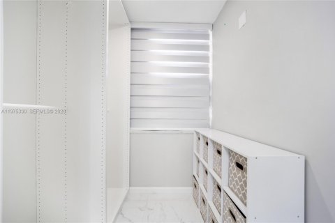 Condo in Hialeah Gardens, Florida, 2 bedrooms  № 2040855 - photo 3