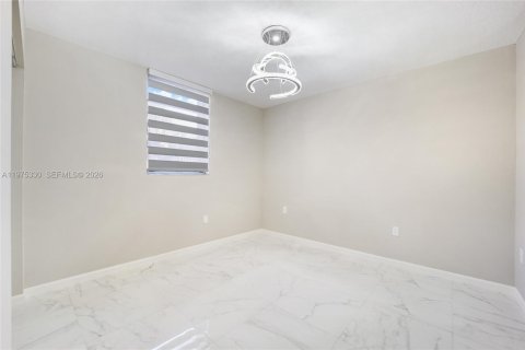 Condo in Hialeah Gardens, Florida, 2 bedrooms  № 2040855 - photo 4
