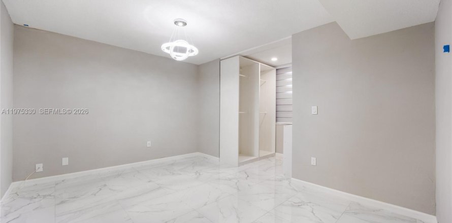 Condo in Hialeah Gardens, Florida, 2 bedrooms  № 2040855