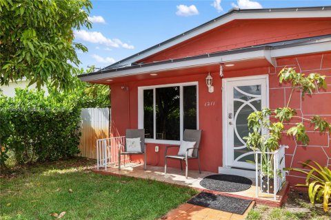 Villa ou maison à Miami Gardens, Floride 3 chambres, 129.78 m2 № 2005155