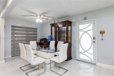 Villa ou maison à vendre à Miami Gardens, Floride: 3 chambres, 129.78 m2 № 2005155 - photo 4