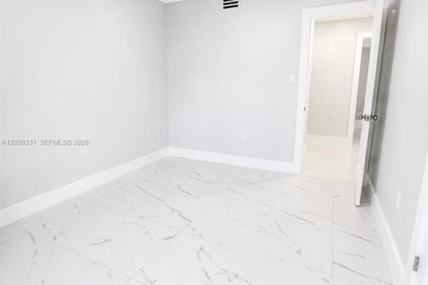 Condo in Hialeah, Florida, 2 bedrooms  № 2264240 - photo 9