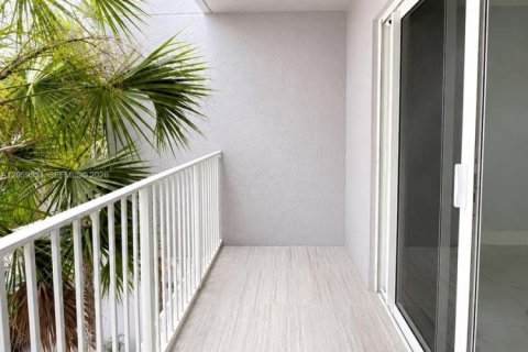 Condo in Hialeah, Florida, 2 bedrooms  № 2264240 - photo 11