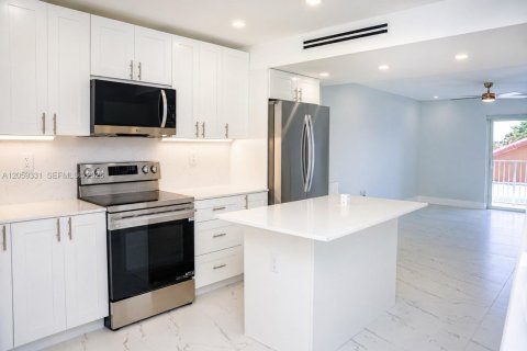 Condo in Hialeah, Florida, 2 bedrooms № 2264240