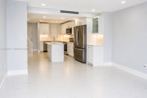 Condo in Hialeah, Florida, 2 bedrooms  № 2264240 - photo 4