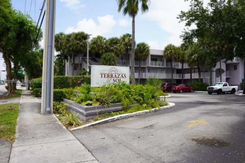 Condo in Hialeah, Florida, 2 bedrooms  № 2264240 - photo 17