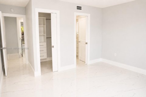 Condo in Hialeah, Florida, 2 bedrooms  № 2264240 - photo 12