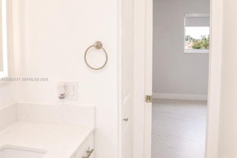 Condo in Hialeah, Florida, 2 bedrooms  № 2264240 - photo 14