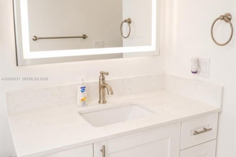 Condo in Hialeah, Florida, 2 bedrooms  № 2264240 - photo 15
