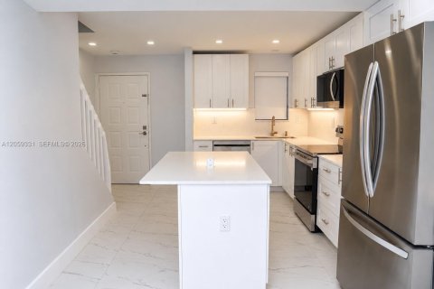 Condo in Hialeah, Florida, 2 bedrooms  № 2264240 - photo 3
