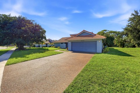 Villa ou maison à louer à Boca Raton, Floride: 3 chambres, 215.9 m2 № 2181052 - photo 2