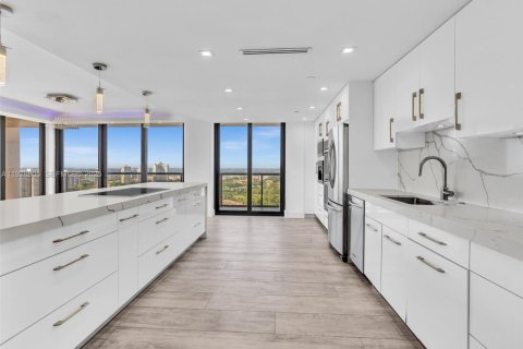 Condominio en venta en Aventura, Florida, 2 dormitorios, 175.31 m2 № 1988731 - foto 2