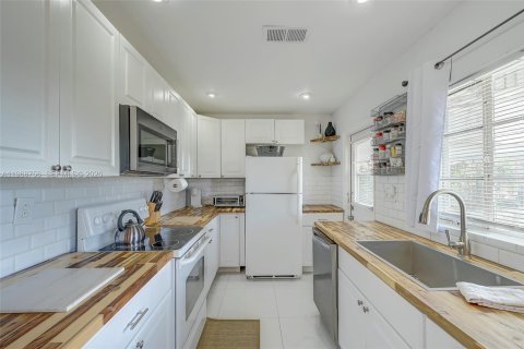 House in Fort Myers, Florida 2 bedrooms, 97.83 sq.m. № 2029784 - photo 14