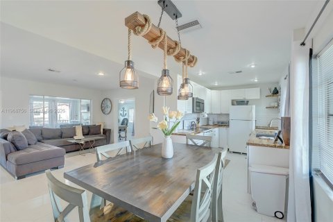 House in Fort Myers, Florida 2 bedrooms, 97.83 sq.m. № 2029784 - photo 13