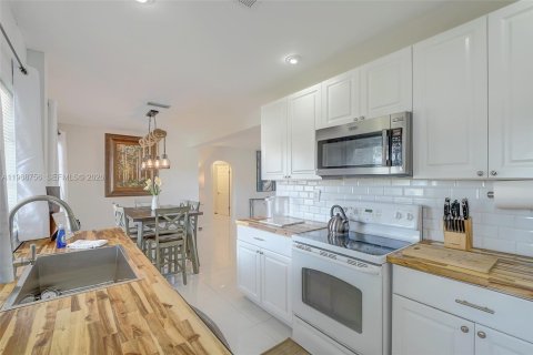 House in Fort Myers, Florida 2 bedrooms, 97.83 sq.m. № 2029784 - photo 15