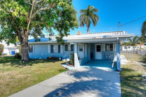 House in Fort Myers, Florida 2 bedrooms, 97.83 sq.m. № 2029784