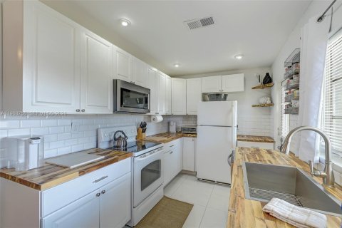 House in Fort Myers, Florida 2 bedrooms, 97.83 sq.m. № 2029784 - photo 17