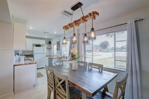 House in Fort Myers, Florida 2 bedrooms, 97.83 sq.m. № 2029784 - photo 12