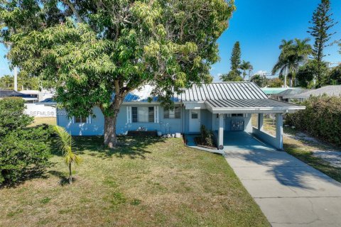 House in Fort Myers, Florida 2 bedrooms, 97.83 sq.m. № 2029784 - photo 2